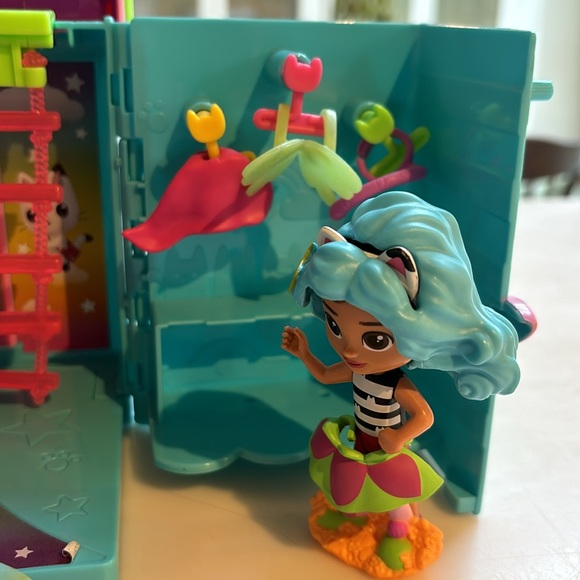 Gabby Dollhouse Salon - Picture 5 of 6